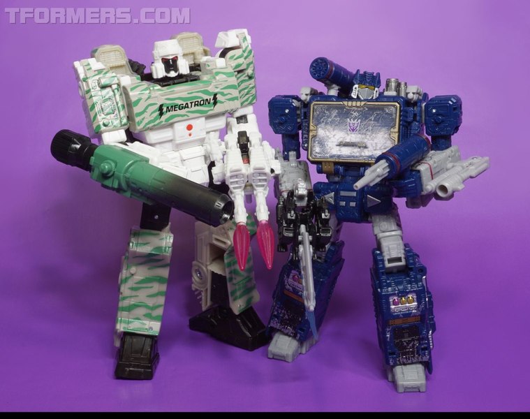 War For Cybertron Siege Soundwave Voyager Figure  (34 of 55)